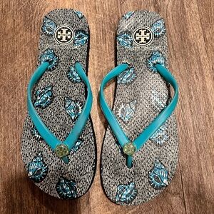 Women’s preowned Gorgeous seashell and beach themed Tory flip flops! Size 7